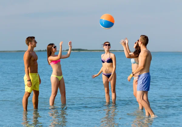 Smiling friends in sunglasses on summer beach — Stock Photo, Image