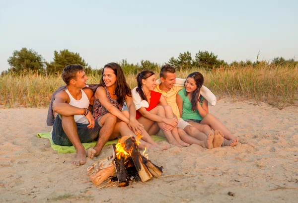 Amigos sonrientes en gafas de sol en la playa de verano — Foto de Stock