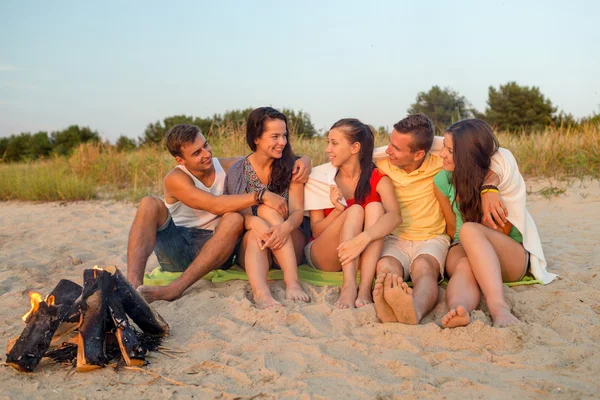 Amigos sorridentes em óculos de sol na praia de verão — Fotografia de Stock