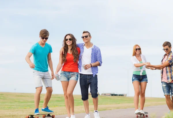 Grupo de adolescentes sorridentes com skates — Fotografia de Stock