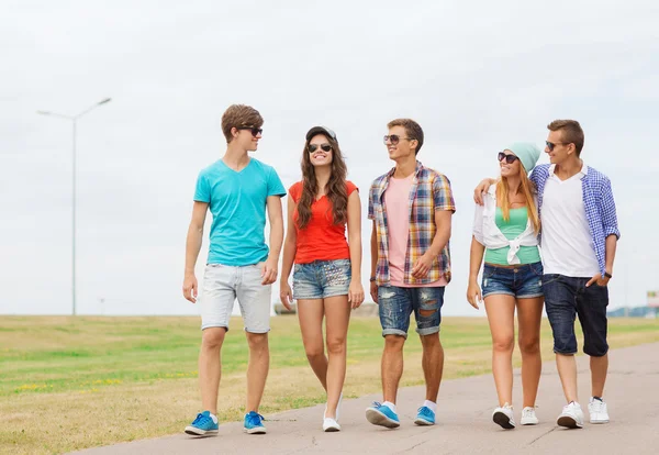 Группа улыбающихся подростков, идущих на улицу — стоковое фото