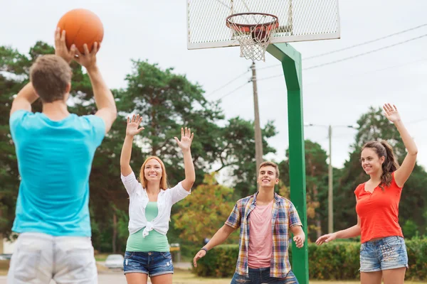 Grupo de adolescentes sonrientes jugando baloncesto — Foto de Stock