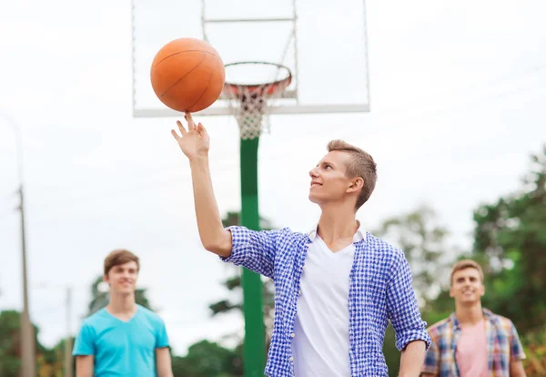 群面带笑容的少年打篮球 — 图库照片