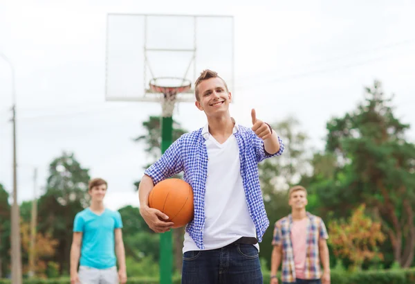 Skupina usměvavá teenagerů hrát basketbal — Stock fotografie