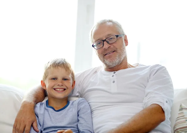 Abuelo y nieto sonrientes en casa —  Fotos de Stock