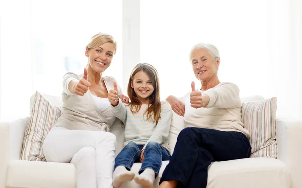 Lächelnde Familie zu Hause — Stockfoto