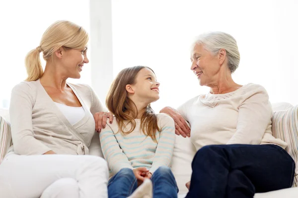 Famille souriante à la maison — Photo