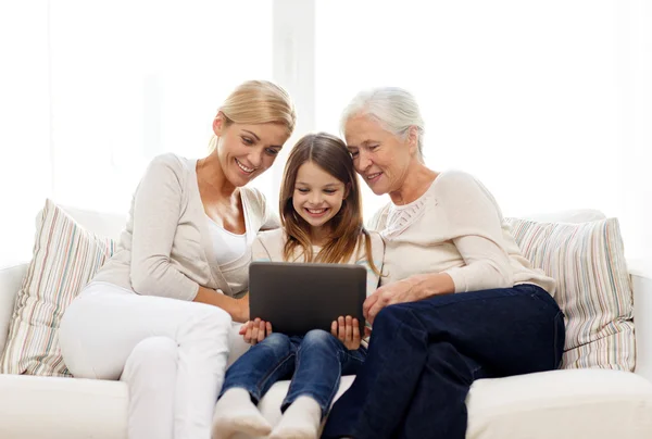 Famiglia sorridente con tablet pc a casa — Foto Stock