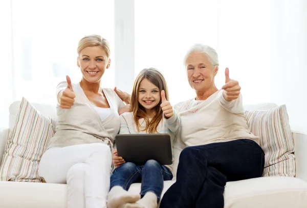Famille souriante avec tablette pc à la maison — Photo