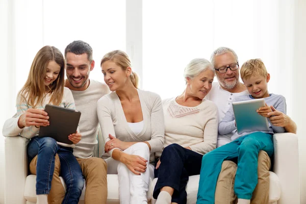 Famiglia sorridente con tablet pc a casa — Foto Stock