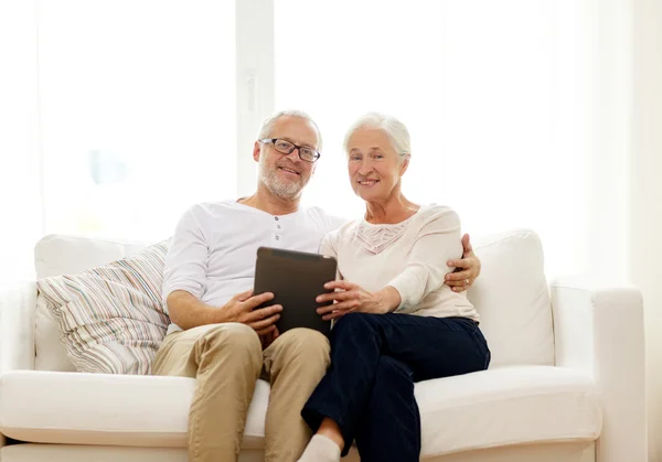 Tablet pc を家庭で幸せな先輩カップル — ストック写真