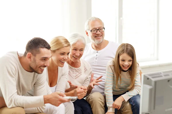 Familia feliz viendo la televisión en casa — Foto de Stock