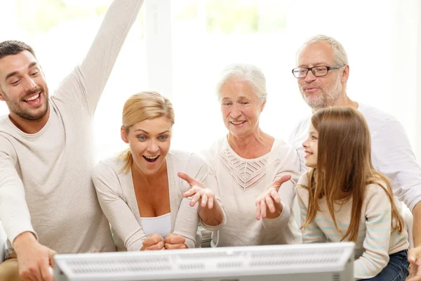 Familia feliz viendo la televisión en casa —  Fotos de Stock