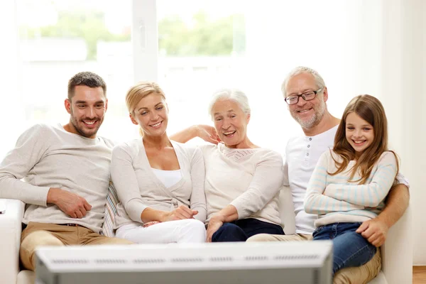 Šťastná rodina doma kouká na televizi — Stock fotografie