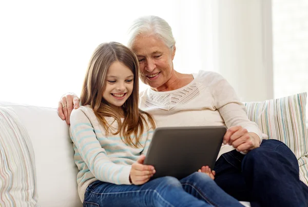 Familia sonriente con tablet pc en casa Imagen De Stock