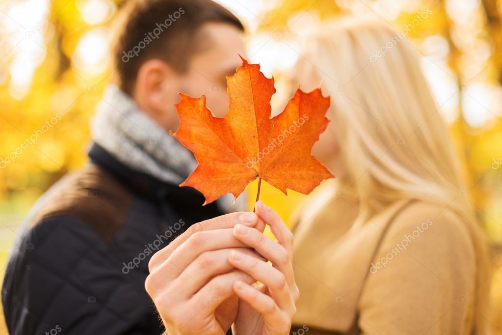 Пара В Осеннем Парке Фото