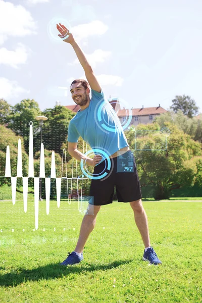 Sonriente hombre estirándose al aire libre —  Fotos de Stock