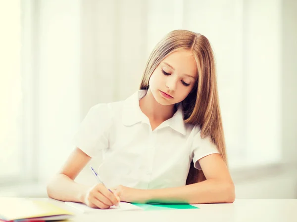 Student tjej studerar på skolan — Stockfoto