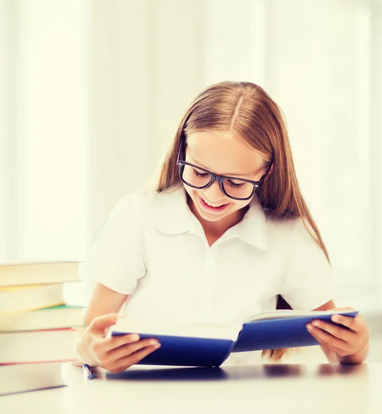 Student tjej studerar på skolan — Stockfoto