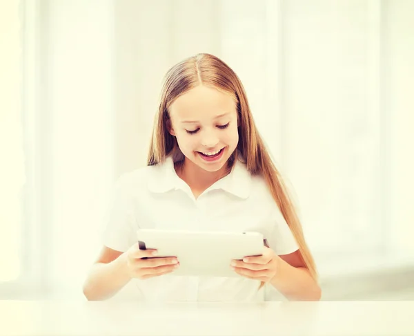 Meisje met de tablet pc op school — Stockfoto