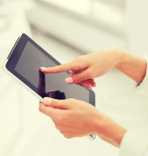 Mujer de negocios con tableta PC en la oficina — Foto de Stock