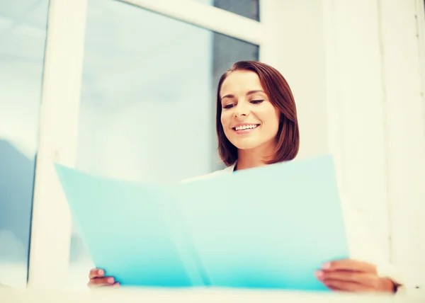 Affärskvinna med mappen i office — Stockfoto