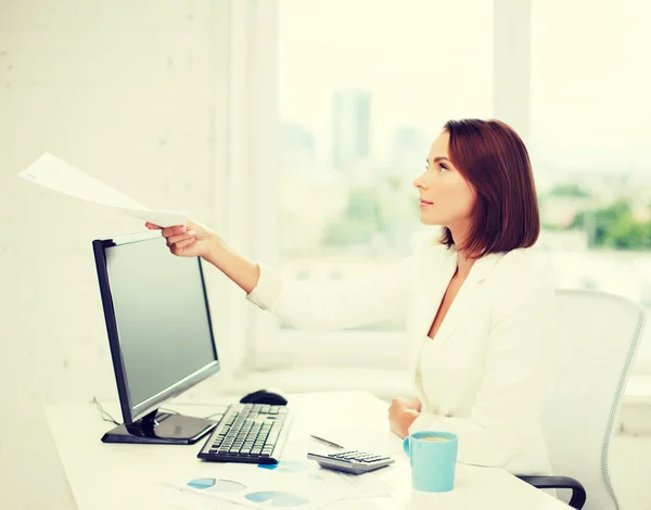 Affärskvinna ger papper i office — Stockfoto