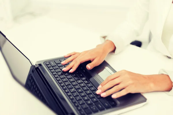 Geschäftsfrau benutzt ihren Laptop — Stockfoto