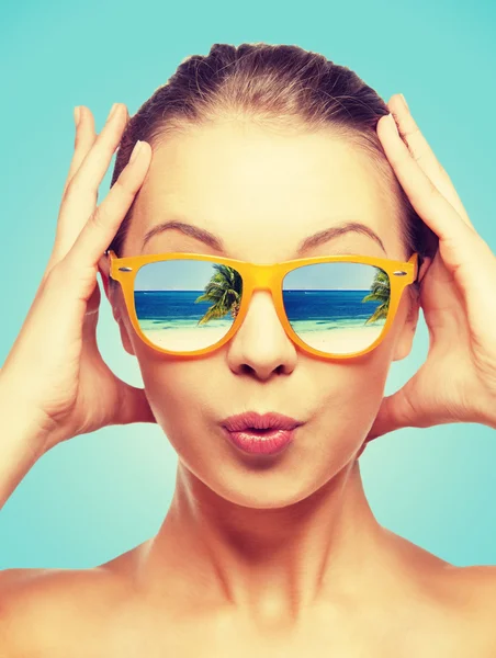 Amazed teenage girl in sunglasses — Stock Photo, Image