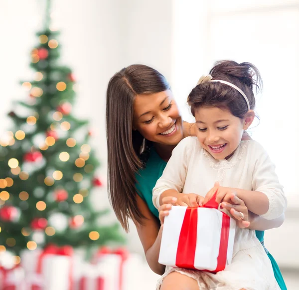 Happy mother and child girl with gift box — Stock Photo, Image