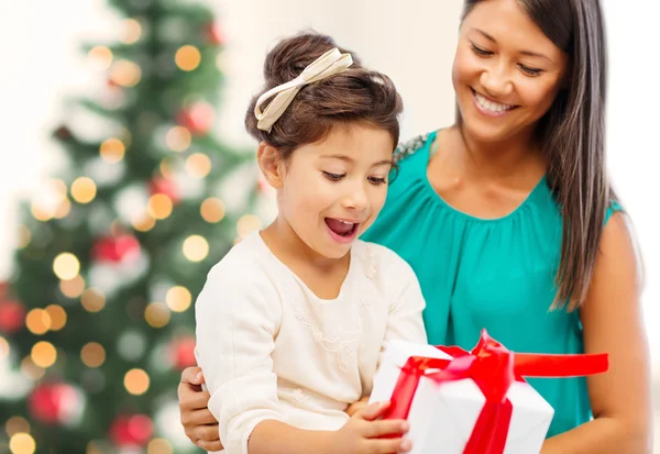 Gelukkig moeder en kind meisje met doos van de gift — Stockfoto