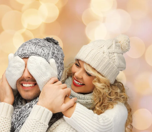 Coppia sorridente in maglioni e cappelli Babbo Natale aiutante — Foto Stock