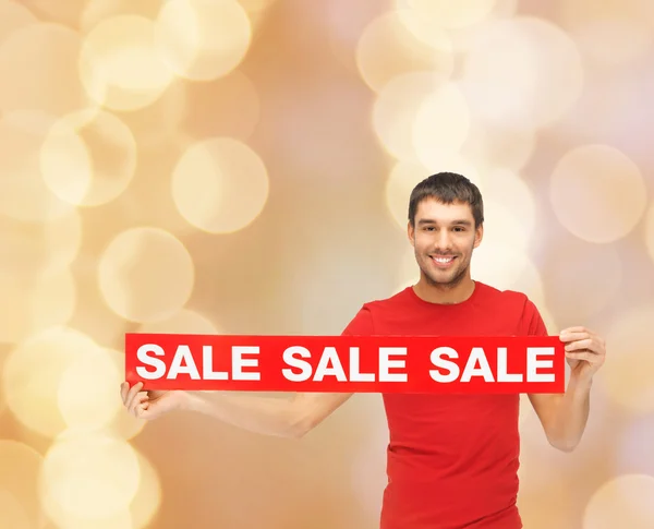 Hombre en camiseta roja con letrero de venta — Foto de Stock