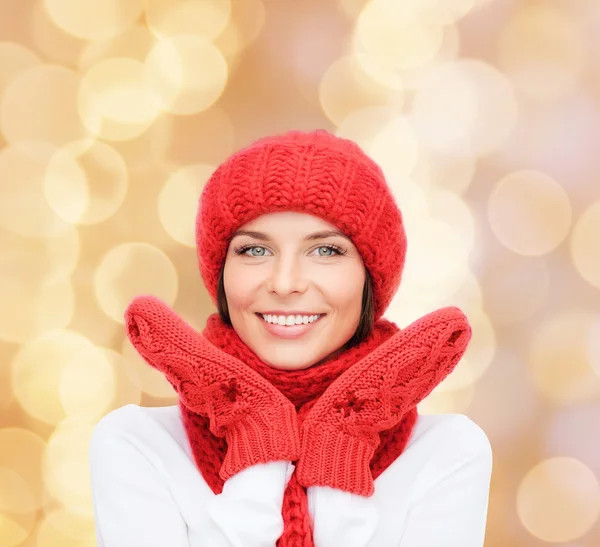 冬の服の若い女性の笑みを浮かべてください。 — ストック写真