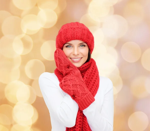 Uśmiechnięta młoda kobieta w zimowe ubrania — Zdjęcie stockowe