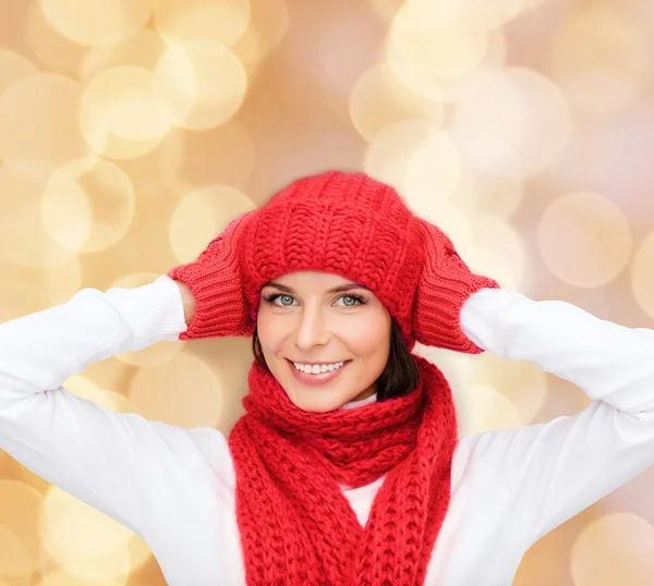 Lachende jonge vrouw in winterkleren — Stockfoto