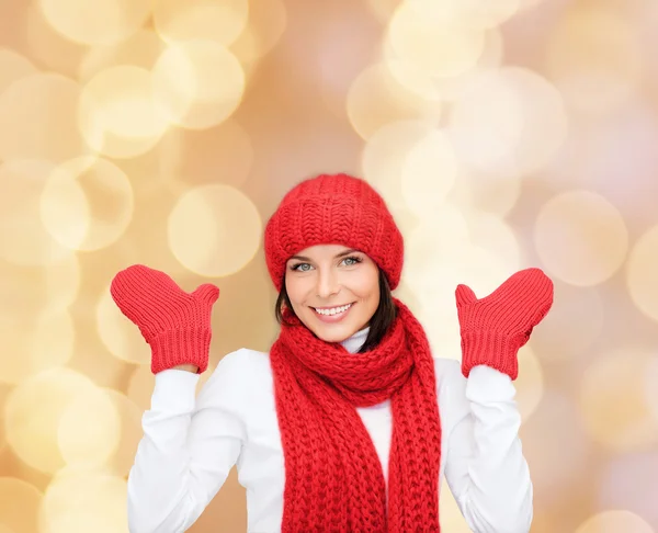 Lachende jonge vrouw in winterkleren — Stockfoto