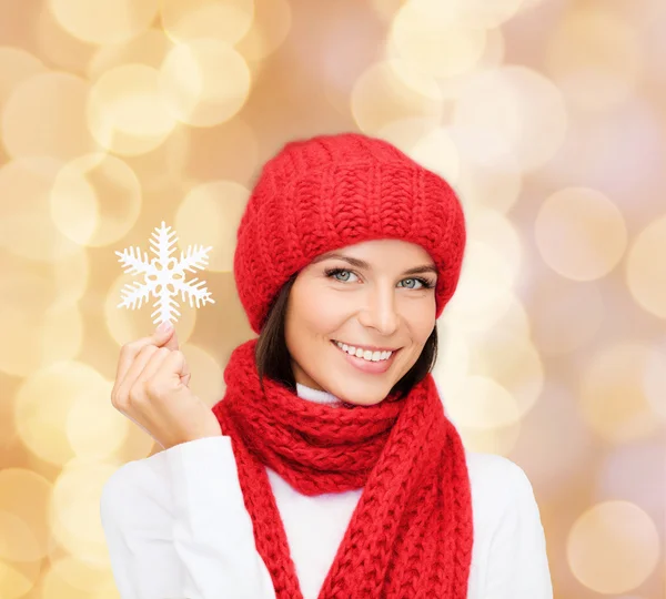 Lachende jonge vrouw in winterkleren — Stockfoto