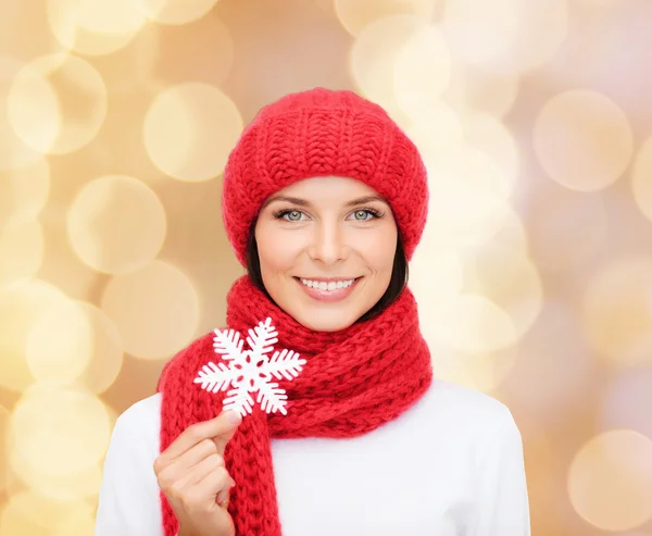 Jeune femme souriante en vêtements d'hiver — Photo