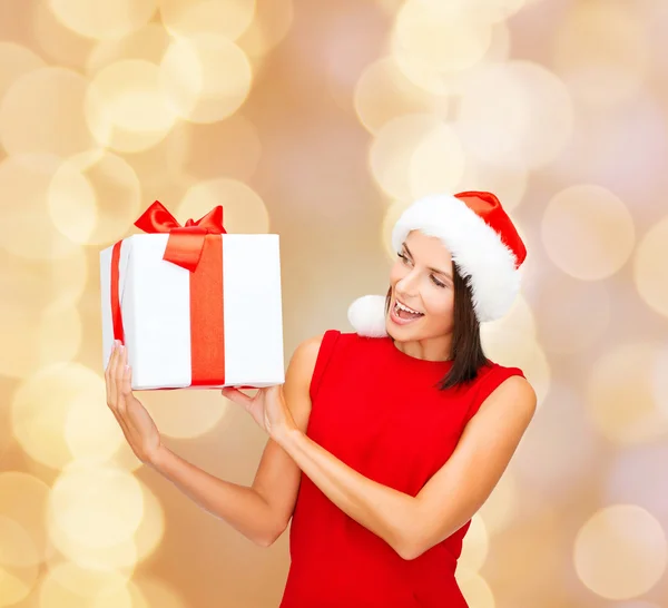 Mujer sonriente en vestido rojo con caja de regalo — Foto de Stock