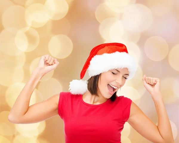 Mujer sonriente en sombrero de ayudante de santa — Foto de Stock