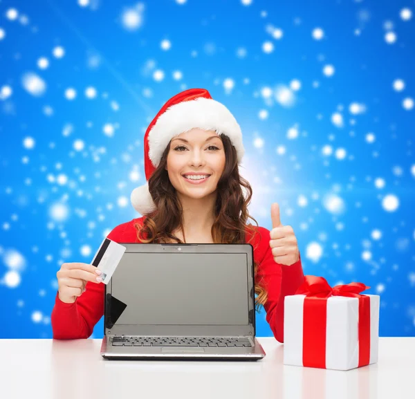 Mulher sorridente com cartão de crédito e laptop — Fotografia de Stock