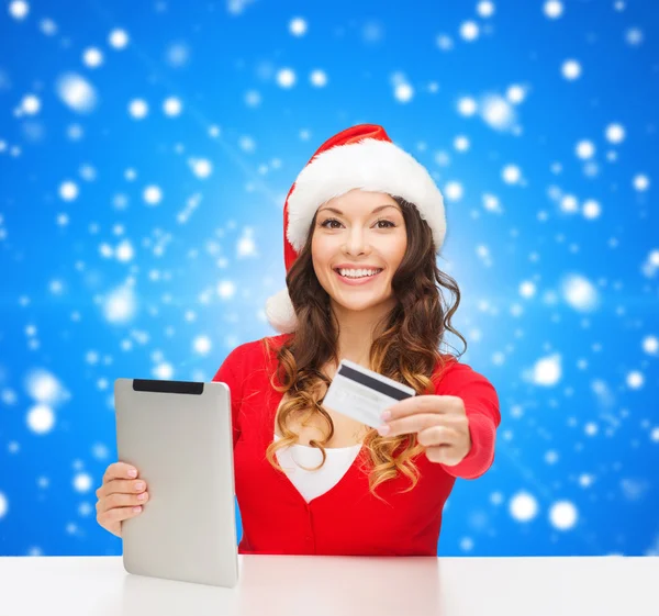 Žena v santa hat s tablet pc a kreditní karty — Stock fotografie