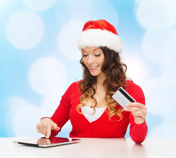 Donna sorridente con carta di credito e tablet pc — Foto Stock