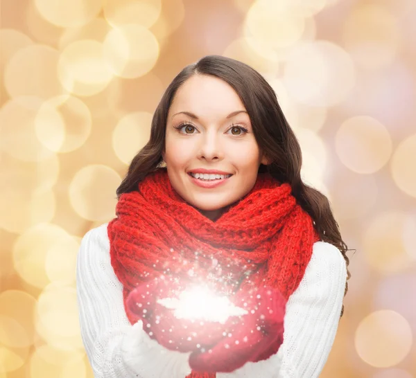 Donna sorridente in abiti invernali con fiocco di neve — Foto Stock