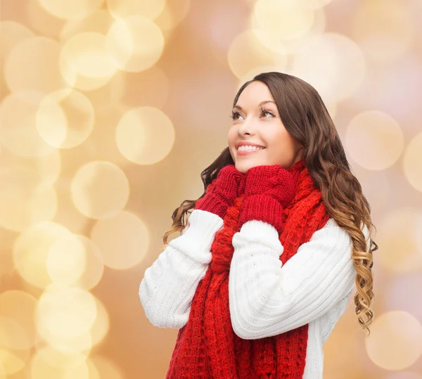 Χαμογελώντας νεαρή γυναίκα στο χειμωνιάτικα ρούχα — Φωτογραφία Αρχείου