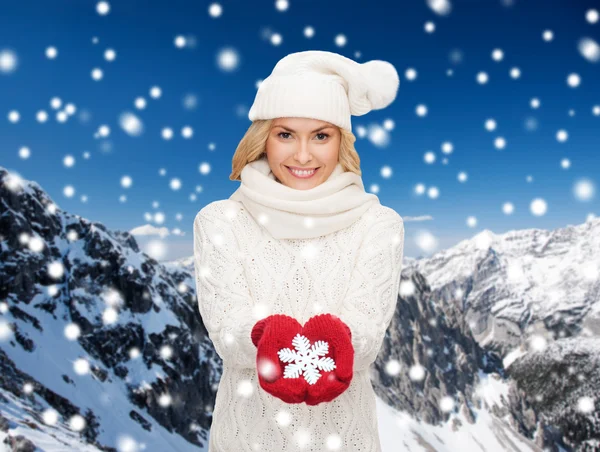 Lächelnde Frau in Winterkleidung mit Schneeflocke — Stockfoto
