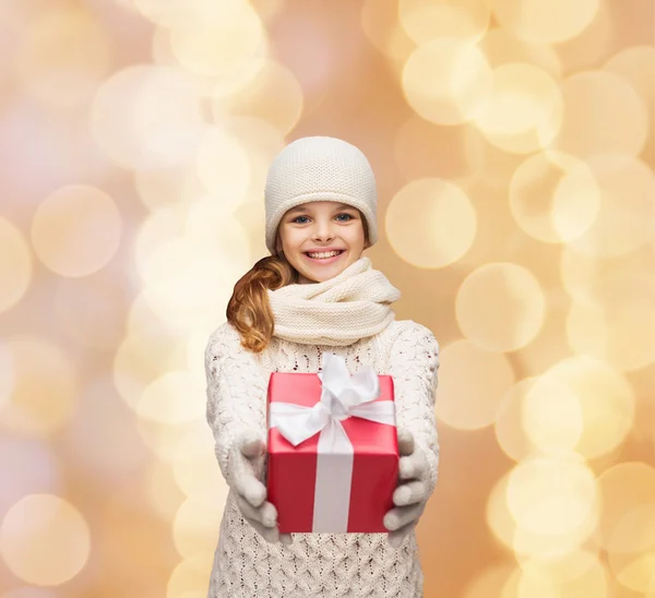 Dromen meisje in winterkleren met doos van de gift — Stockfoto