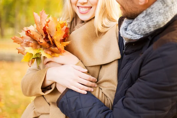 Close up van glimlachen paar knuffelen in herfst park — Stockfoto