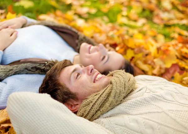 躺在秋天公园的新人面带笑容的特写 — 图库照片